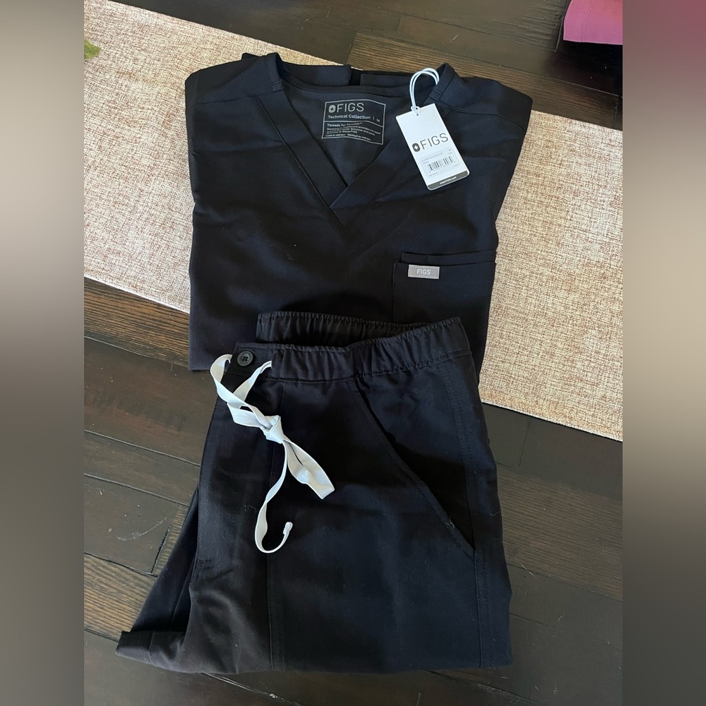 Men’s Figs Leon Scrub Top and Cairo Cargo Scrub Bottoms, Never worn!